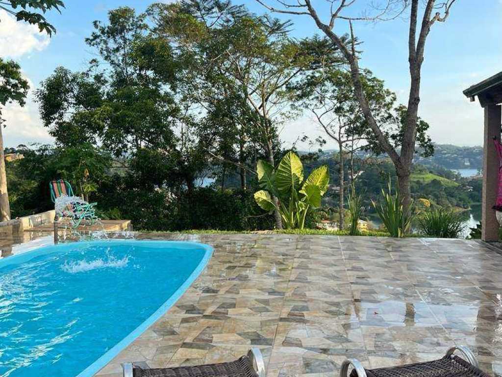 Chácara aconchegante com piscina, vista para represa