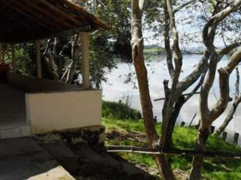 Rancho simples para pescaria, com 2 quartos, banheiro, sala, cozinha.