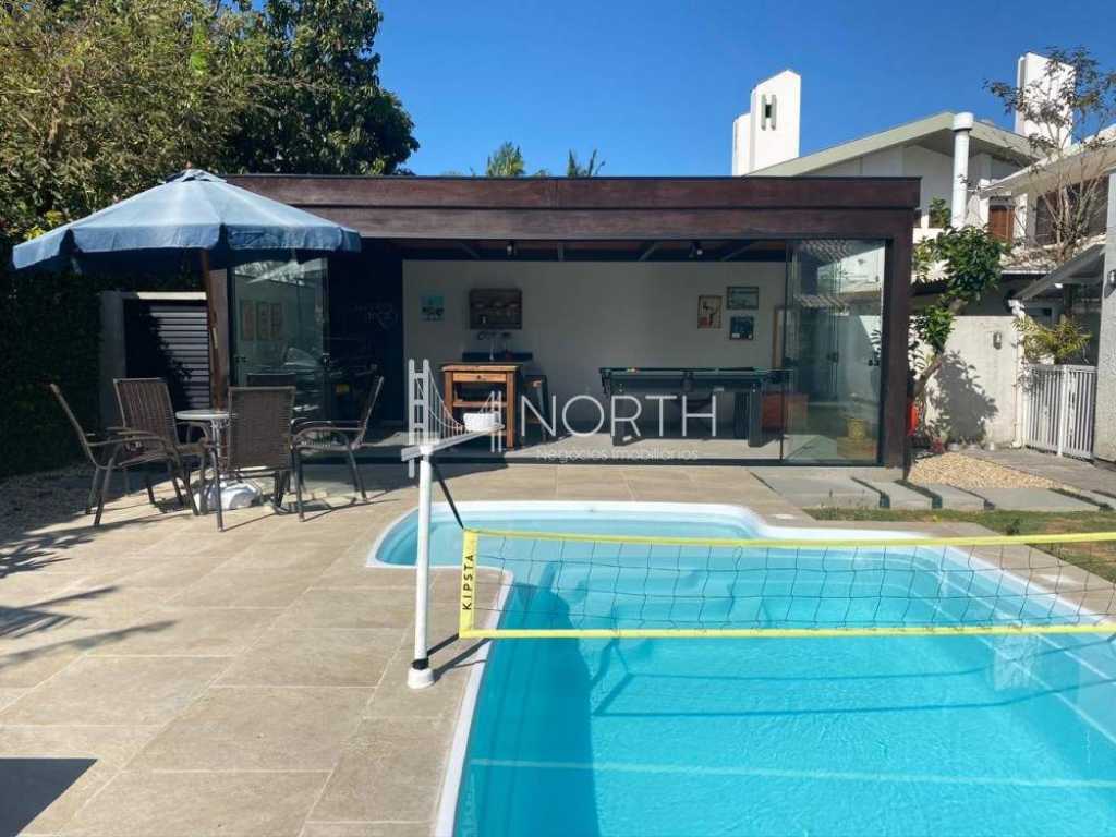 Casa com excelente área de lazer, mesa de sinuca e volei de piscina