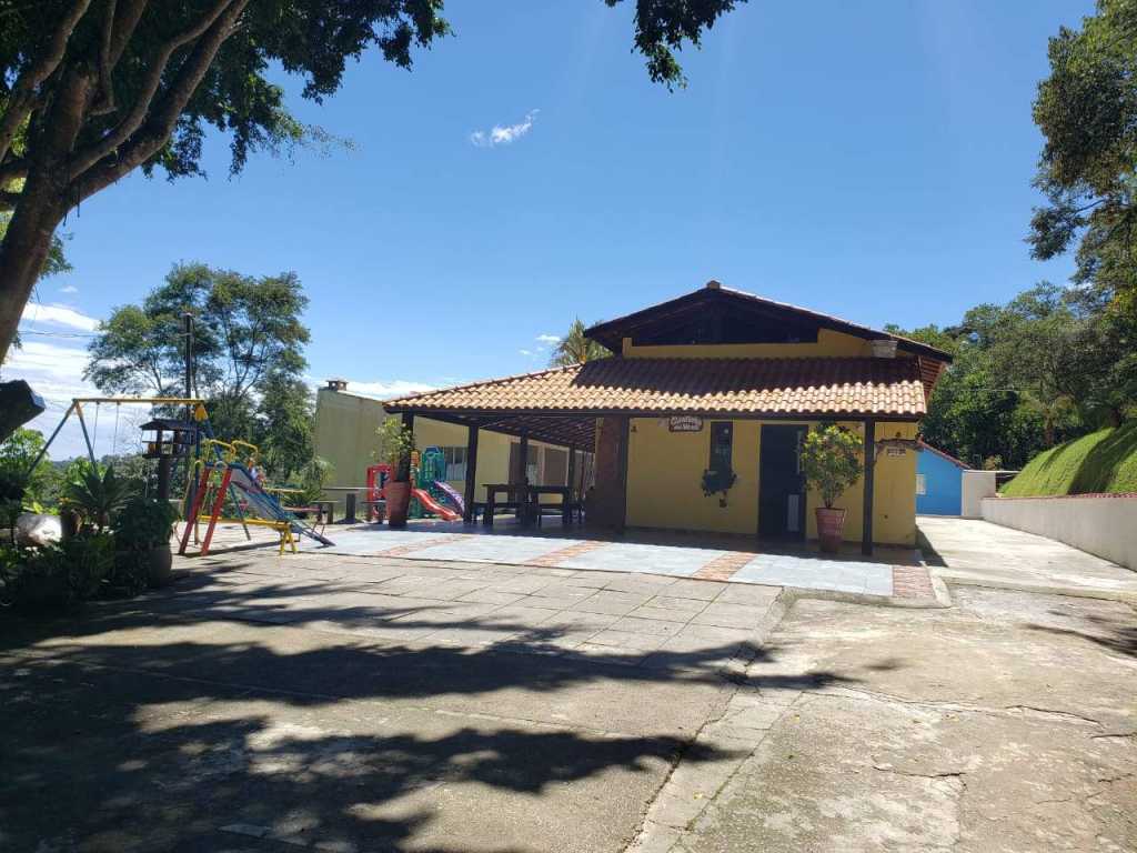 Belo Sitio Localizado em Mogi das Cruzes prox ao km43 da mogi dutra em torno de 35 minutos de São Paulo Capital.
