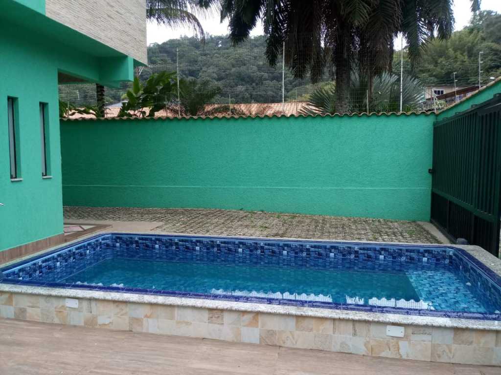 Linda casa nova na Praia Enseada banhada por 3 praias que chega até à