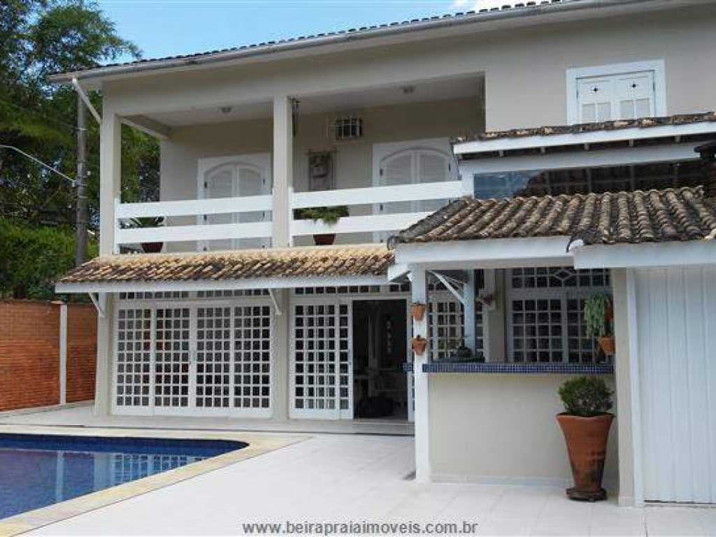 Beautiful 4 bedroom single storey house with pool, 300m from the beach.