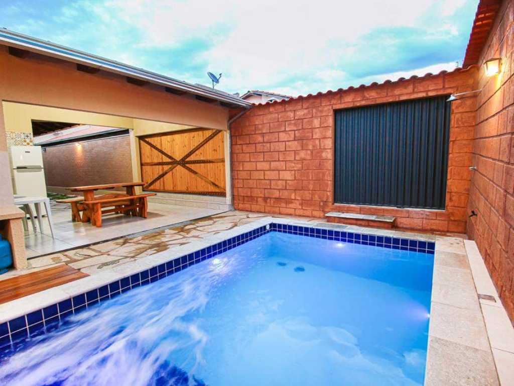 Casa com 6 suítes climatizadas e 2 piscinas aquecidas com hidromassagem