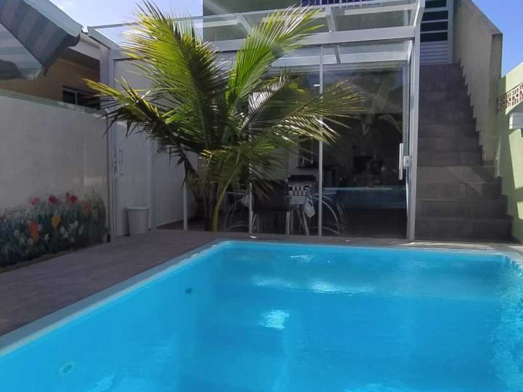 Casa com piscina à 450 metros do mar