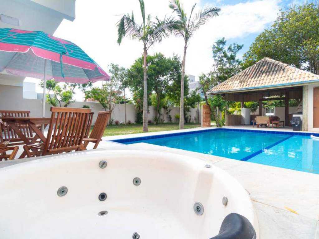 HIGH STANDARD HOUSE WITH SWIMMING POOL AT 150 MTS FROM MARISCAL BEACH