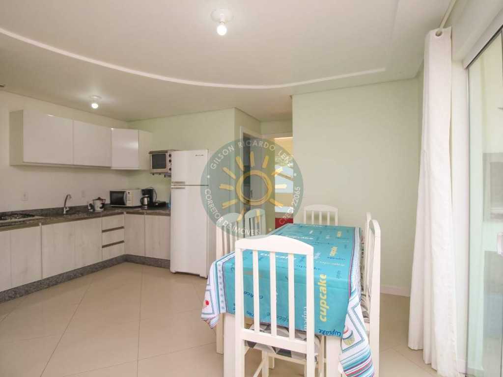 Apartamento com 2 suítes e vista para o mar na praia de Quatro Ilhas em Bombinhas.