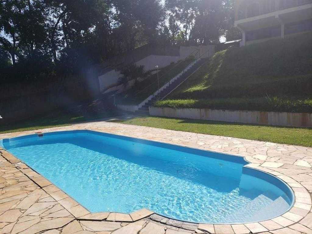 Agradável chácara com piscina e campo de futebol em Mairiporã