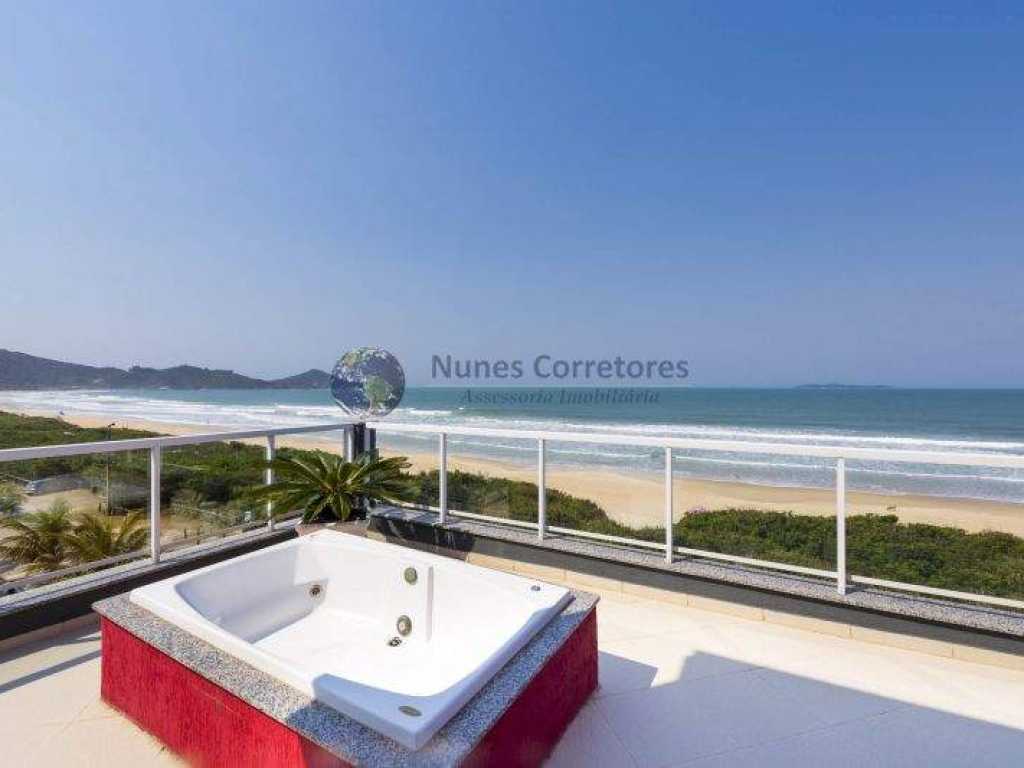 Cobertura com 02 suítes a 20m da praia do Canto Grande com vista para o mar