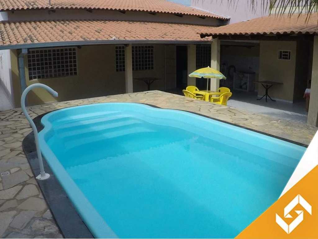 LINDA CASA COM 03 QUARTOS COM PISCINA LOCALIZADA EM BAIRRO NOBRE DA CIDADE.