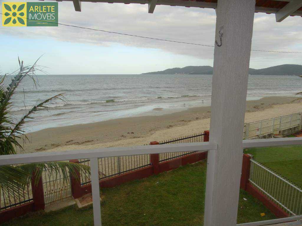 AMPLA E ACONCHEGANTE CASA NO PEREQUÊ, BEIRA MAR, COM 07 DORMITÓRIOS