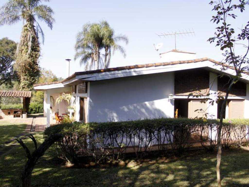 Ibiúna-SP. Casa no Condomínio Colinas de Ibiúna com área de lazer completa.