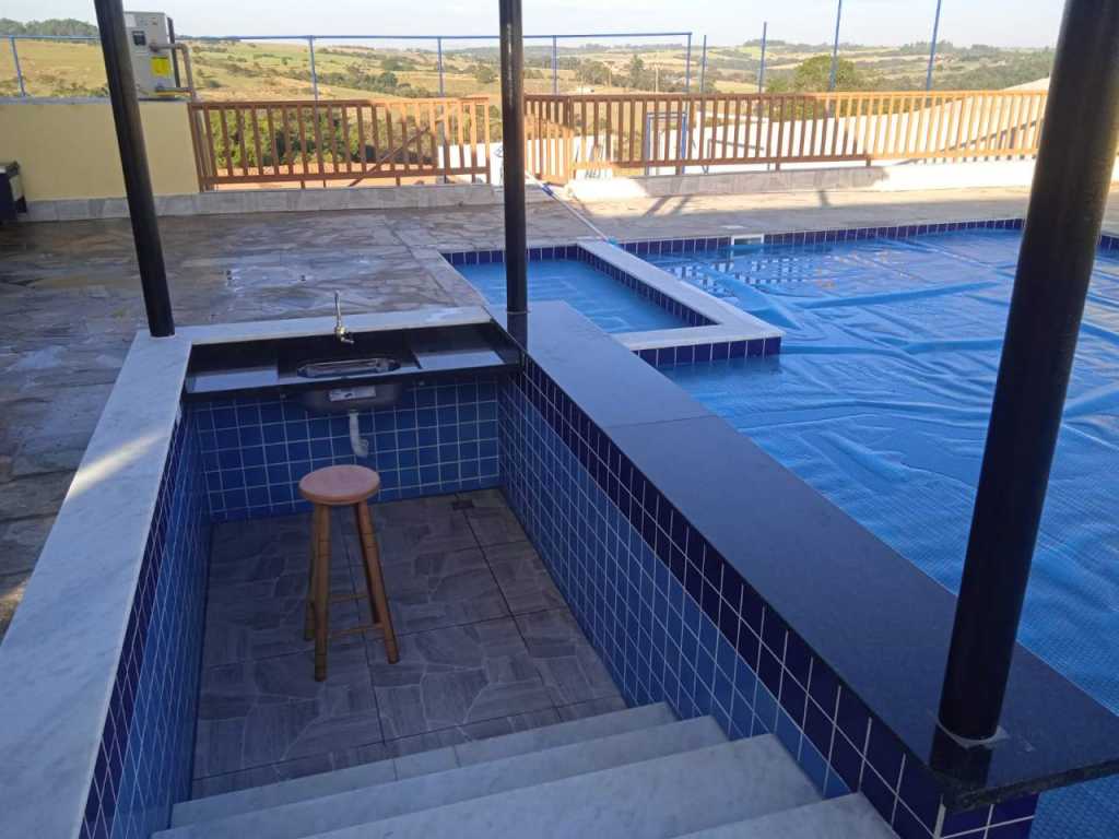 COM PISCINA AQUECIDA. ESTR. ASFALTADA. 3 QUARTOS, 4 BANHEIROS, 2 PISCINAS, BAR MOLHADO,  CAMPO, CHURRASQUEIRA, FORNO. COMPLETA PARA  LAZER.