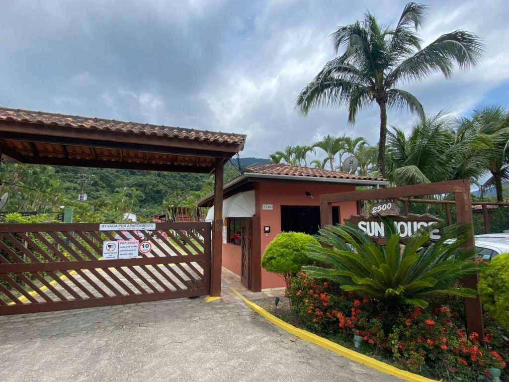 Flat em condomínio fechado a 50mts da praia com portaria 24hs e câmera de segurança.