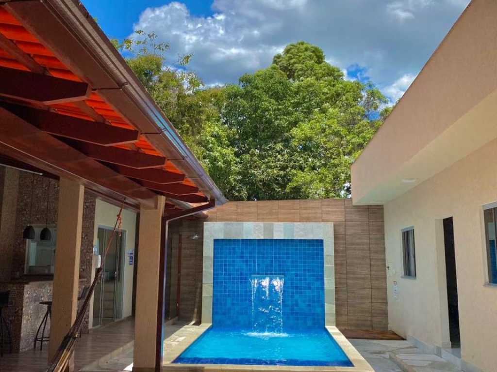 Linda casa com 5 suítes e piscina aquecida