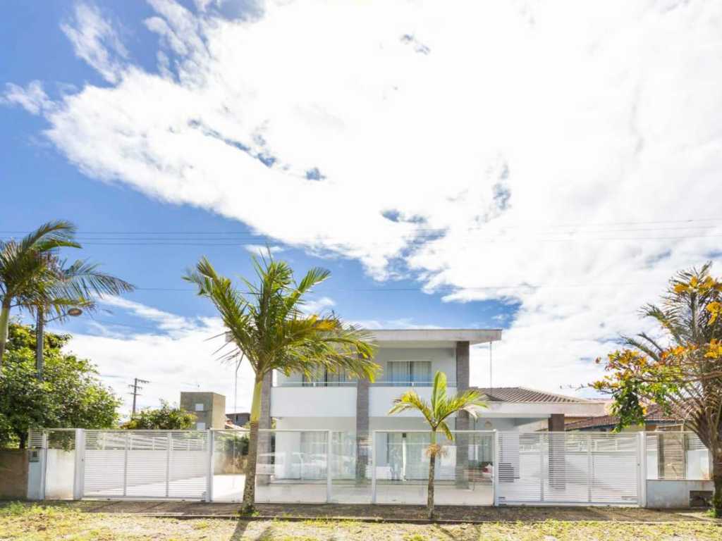 CASA COM PISCINA PRÓXIMO AO MAR - BOMBINHAS/SC