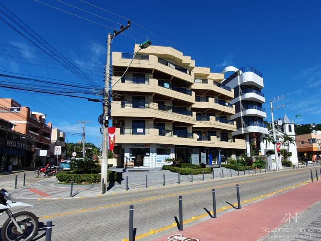 Apto c/ 2 quartos na Avenida de Bombinhas. Ótima localização! Sacada c/ churrasqueira, ar, Wi-fi, garagem. - 492