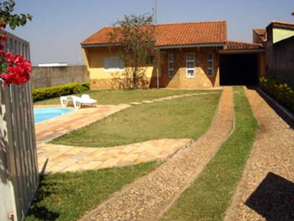 Casa com 1 Edícula e 1 piscina em Brotas