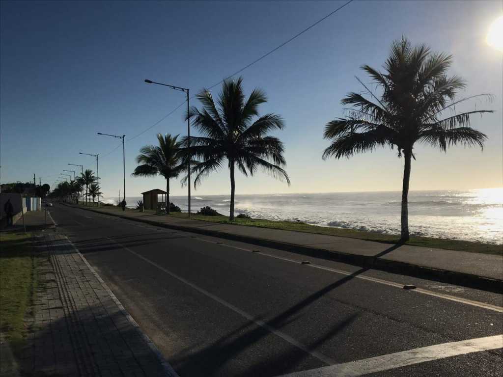 Sobrado frente al mar en agradable condominio familiar