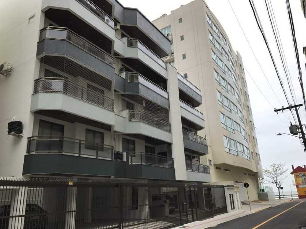 Apartamento de 2 quartos com ar na quadra do mar - Meia Praia