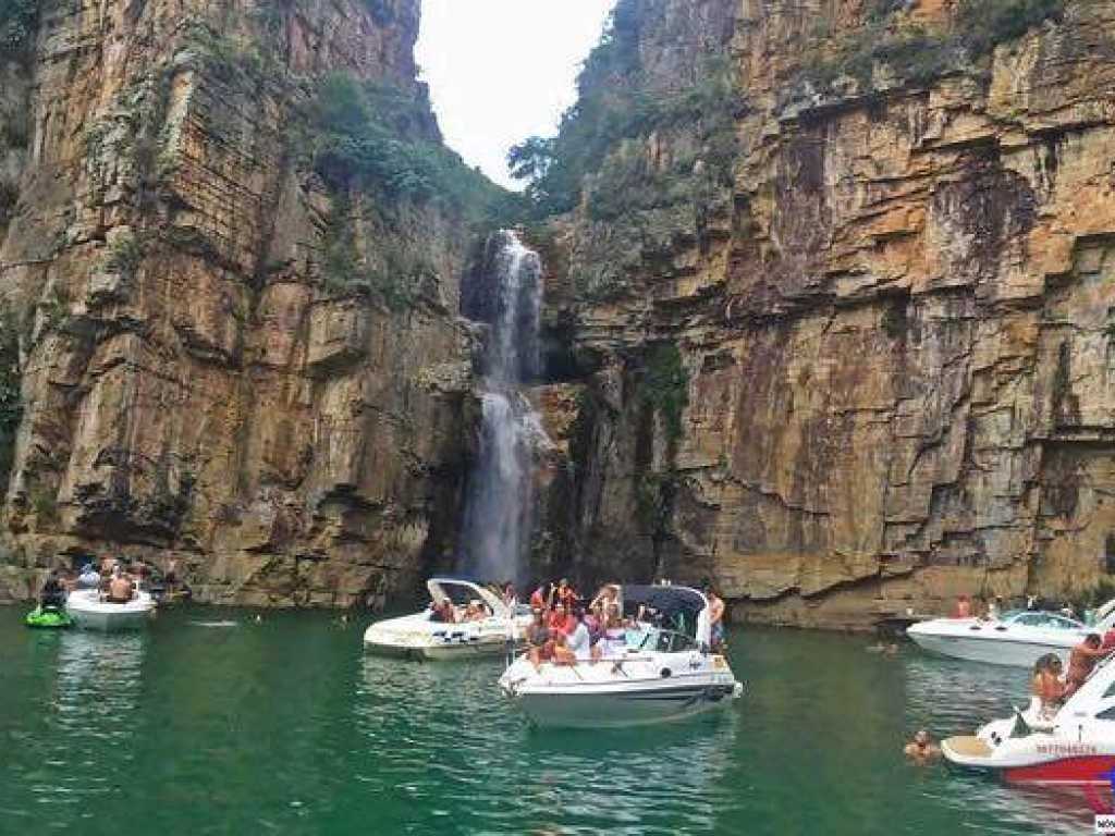 Passeio de Lancha em Capitólio nos Canyons, Lagoa Azul, Vale dos Tucanos, Porto Escarpas