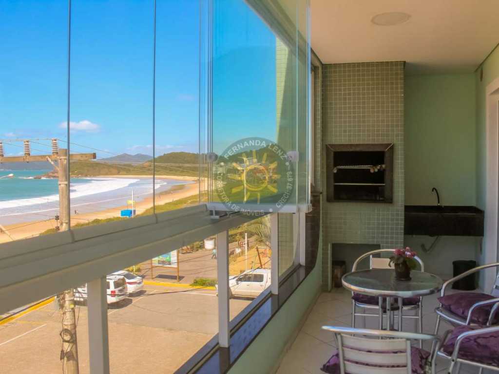 Apartamento de frente, contendo bela vista para o mar, localizado a 20 metros da praia de Quatro Ilhas em Bombinhas - Exclusivo.