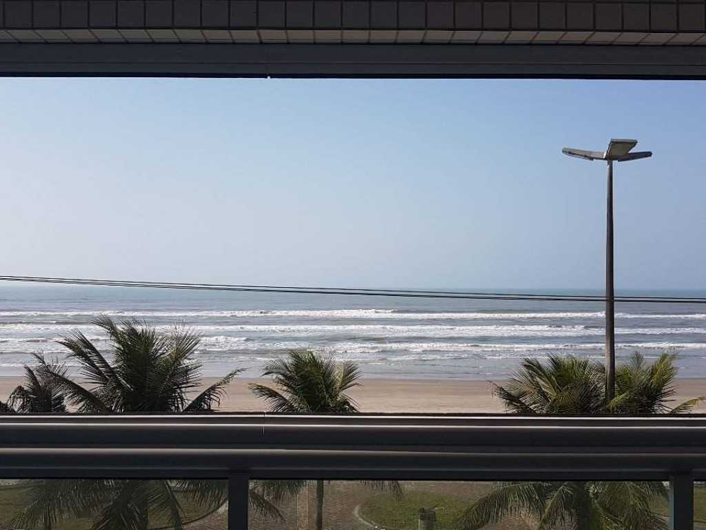 Lindo Apartamento pé na areia com sacada gourmet em Praia grande