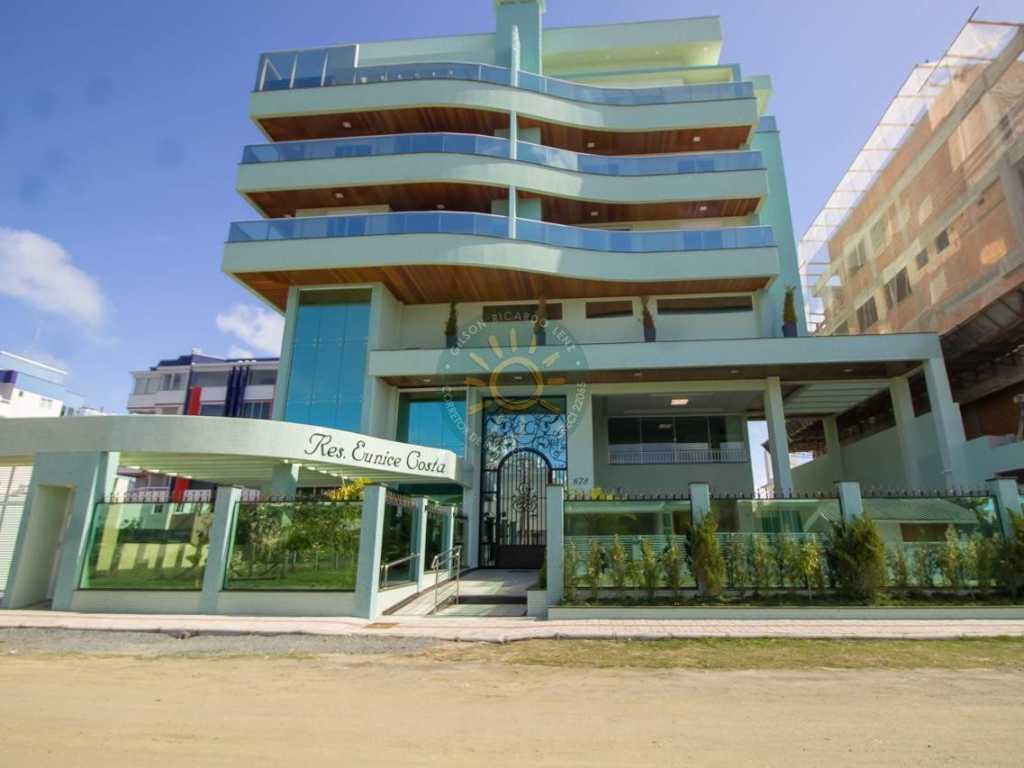 Apartamento alto padrão em edifício com piscina e vista para o mar, localizado na Praia de Canto Grande