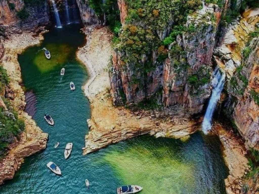 PASSEIO DE LANCHA EM CAPITÓLIO DURAÇÃO 7 HRS SAÍDA ESCARPAS DO LAGO C0NFIRA UM POUCO DE NOSSO PARAÍSO