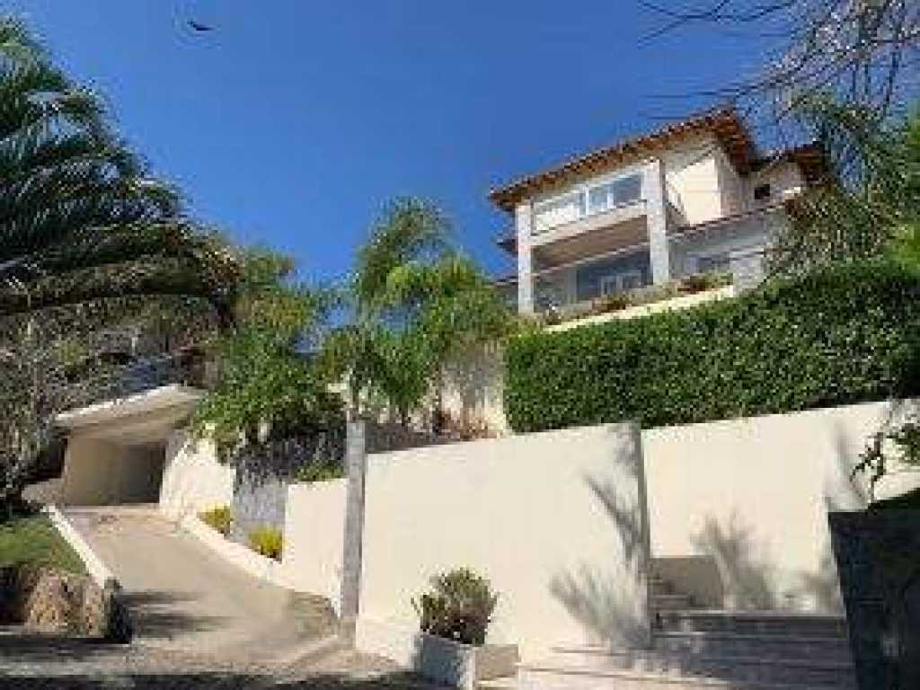 Casa com vista e piscina em condomínio pé na areia na Ferradurinha