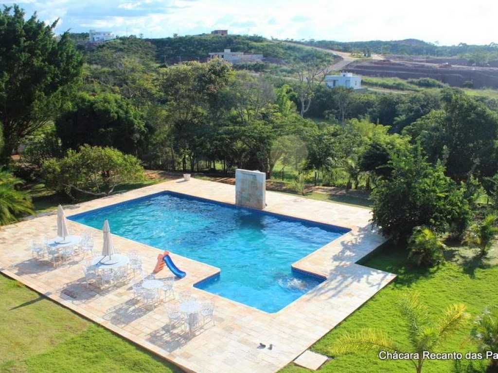 Casa confortável, arejada com lindo jardim, piscina e churrasqueira