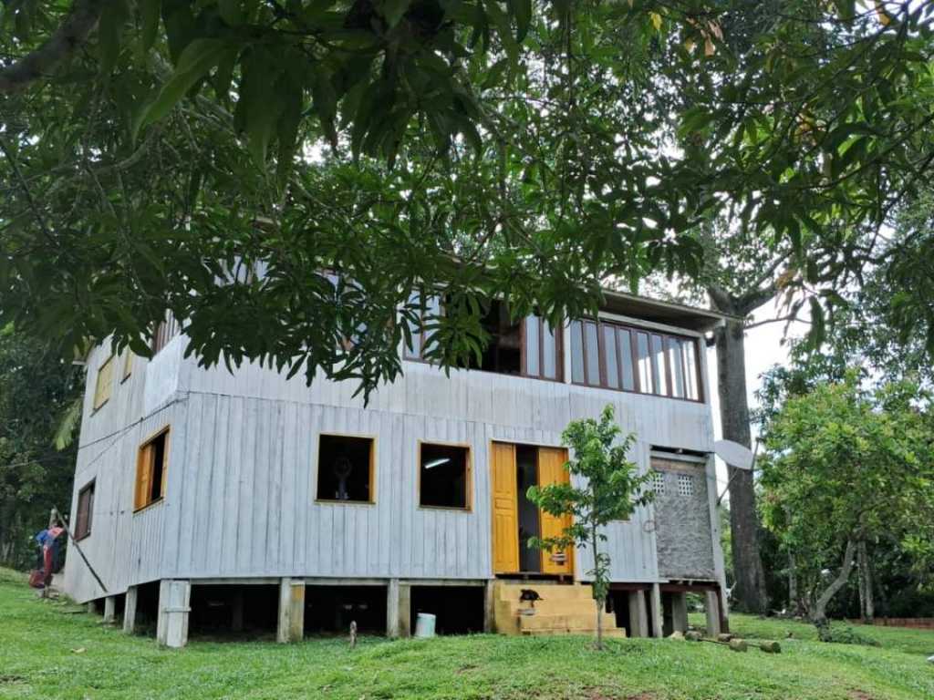 Casa com lago