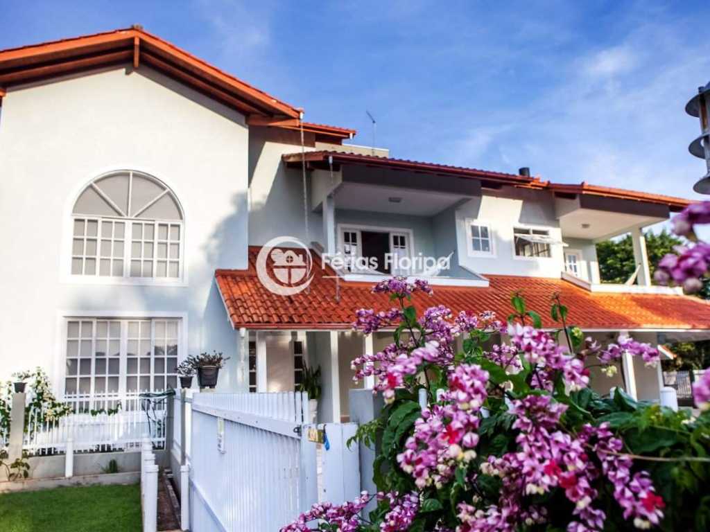 Casa Aconchegante com Quintal Amplo e Piscina em Campeche - REF 362