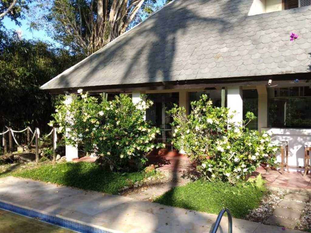 Casa na beira do campo de golfe e perto da praia