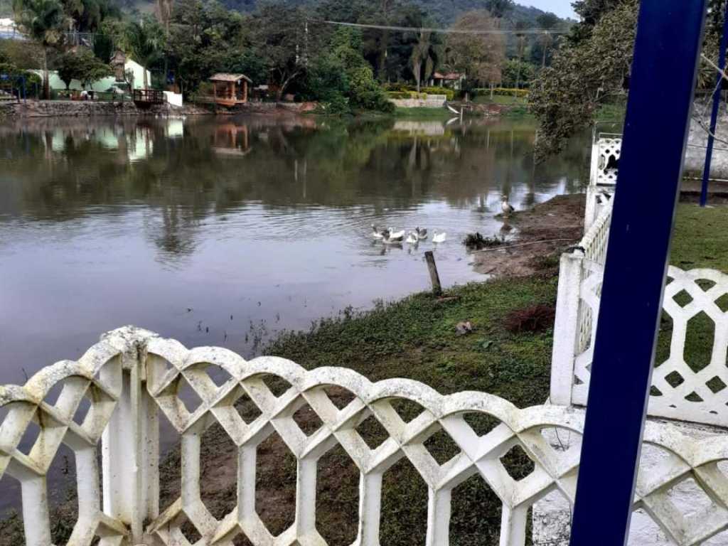 Ampla chácara em Guararema,R$650/5pessoas possível receber até25hospd