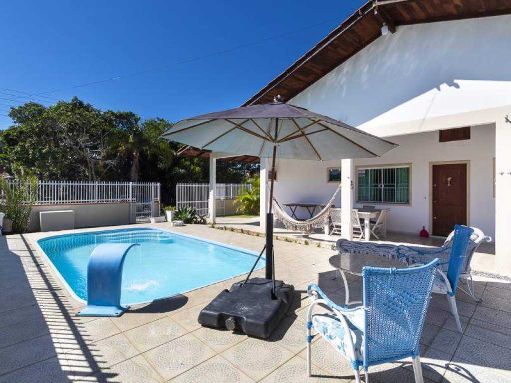 CASA COM PISCINA NA PRAIA DE ZIMBROS A 350 METROS DA PRAIA