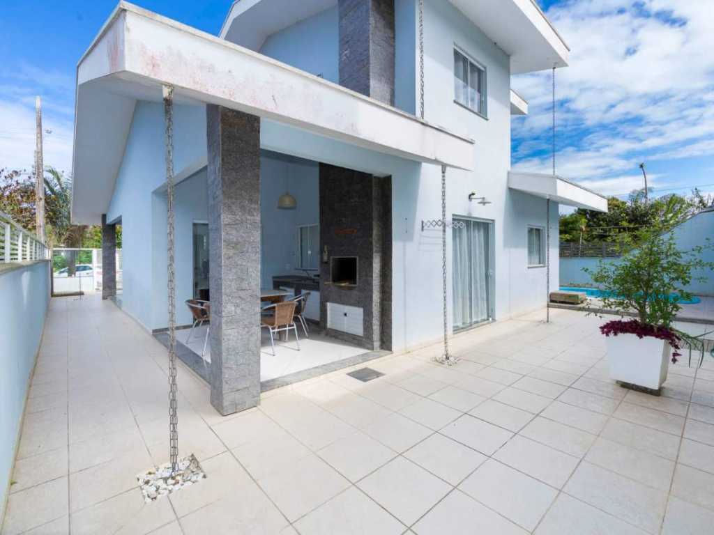 CASA COM PISCINA PRÓXIMO AO MAR - BOMBINHAS/SC