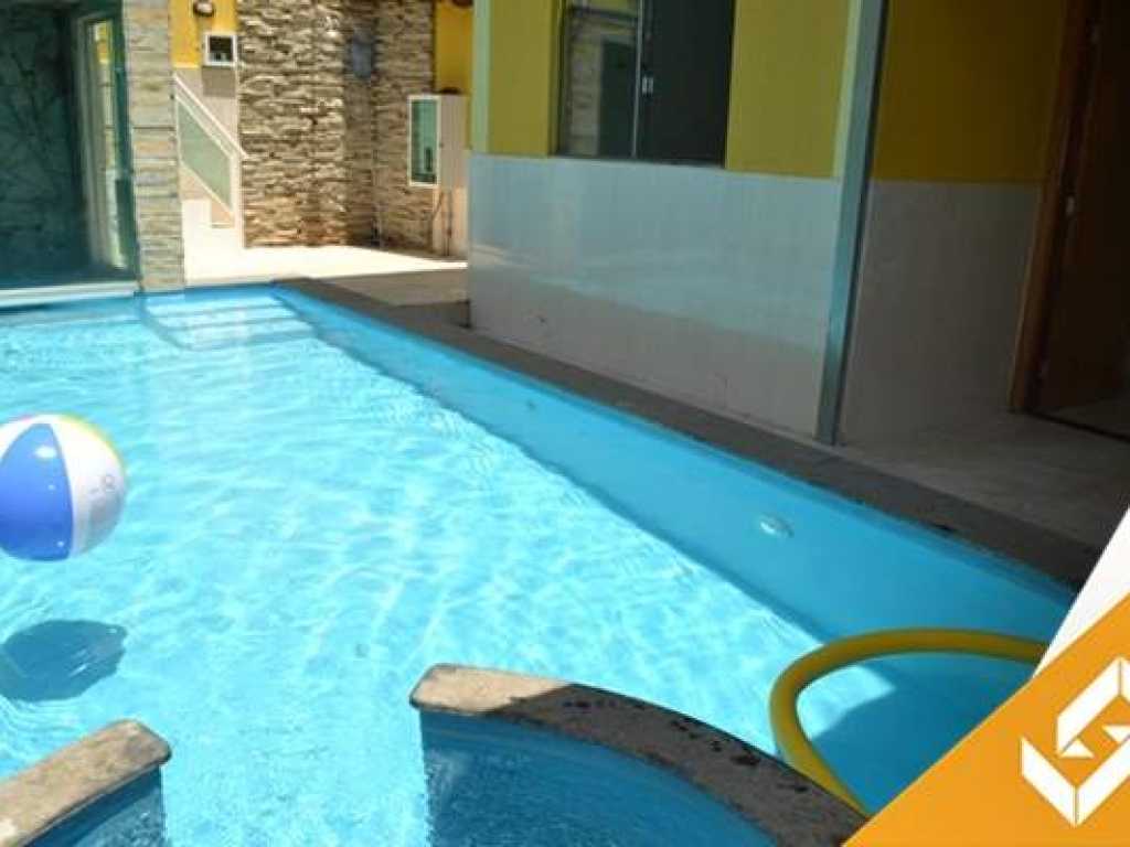 LINDA CASA COM 3 QUARTOS E PISCINA EM CONDOMÍNIO.