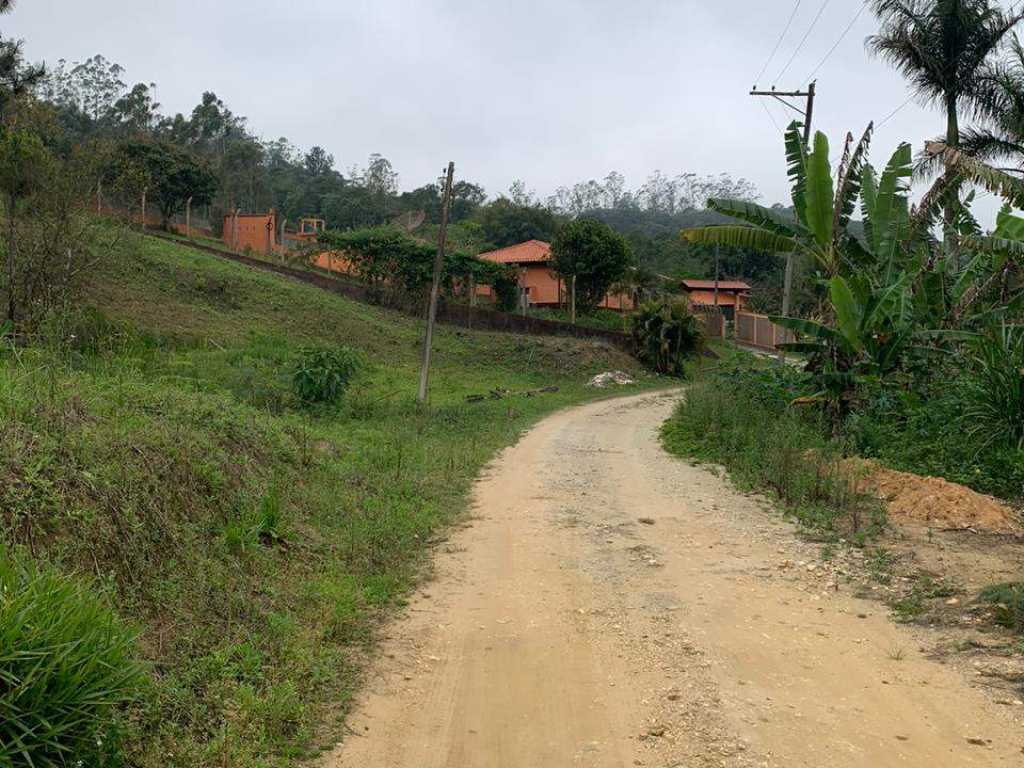 Lindo , com piscina , contato com a natureza e lago para pesca.