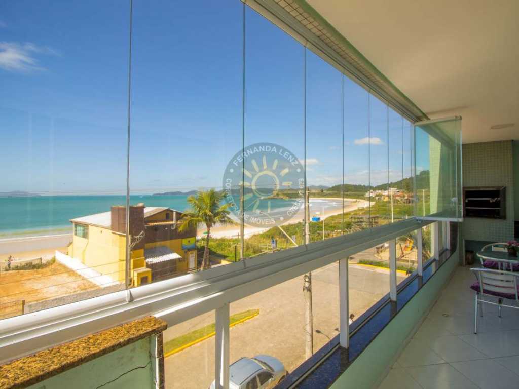 Apartamento de frente, contendo bela vista para o mar, localizado a 20 metros da praia de Quatro Ilhas em Bombinhas - Exclusivo.