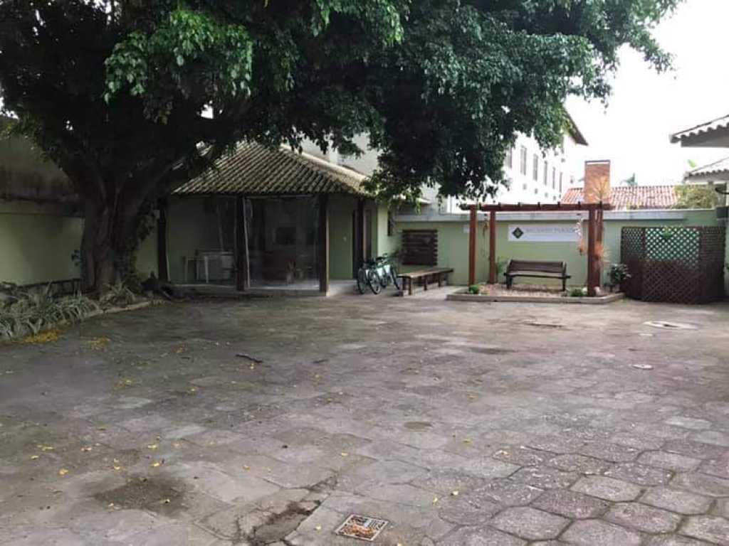 Casa com 01 dormitório.