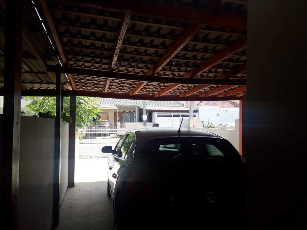 Casa temporada localizada a 20 minutos da grande florianopolis com 2 quartos, bairro tranquilo