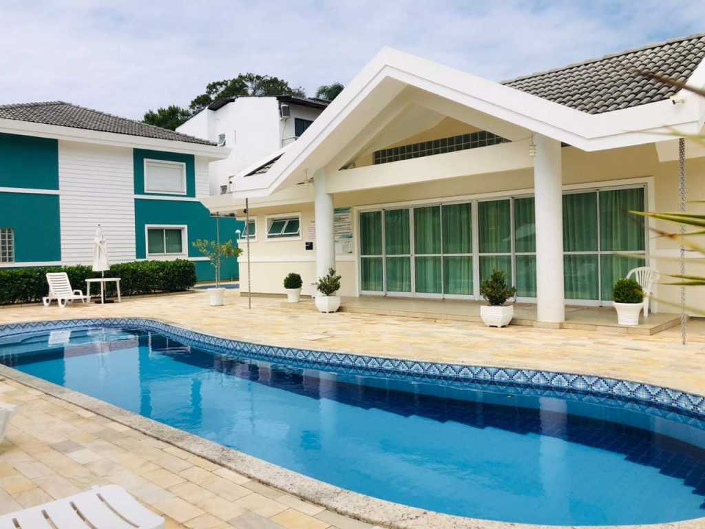 Lindo apartamento em condomínio com piscina próximo ao mar!