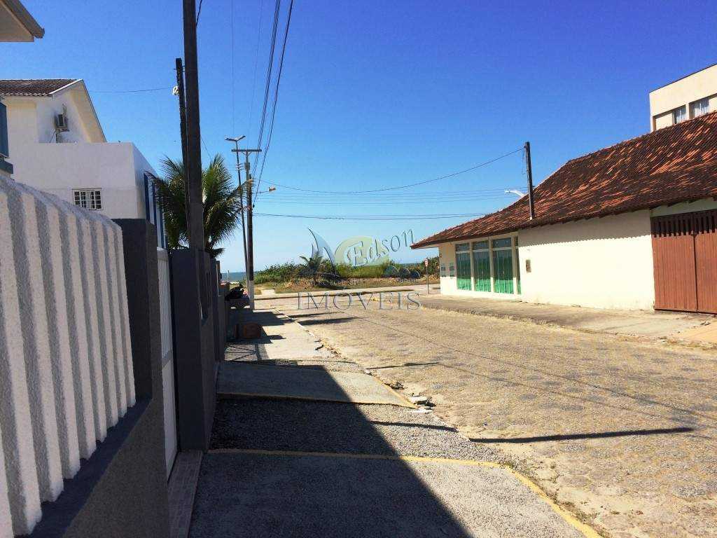 Sobrado geminado, contendo na parte térrea sala.