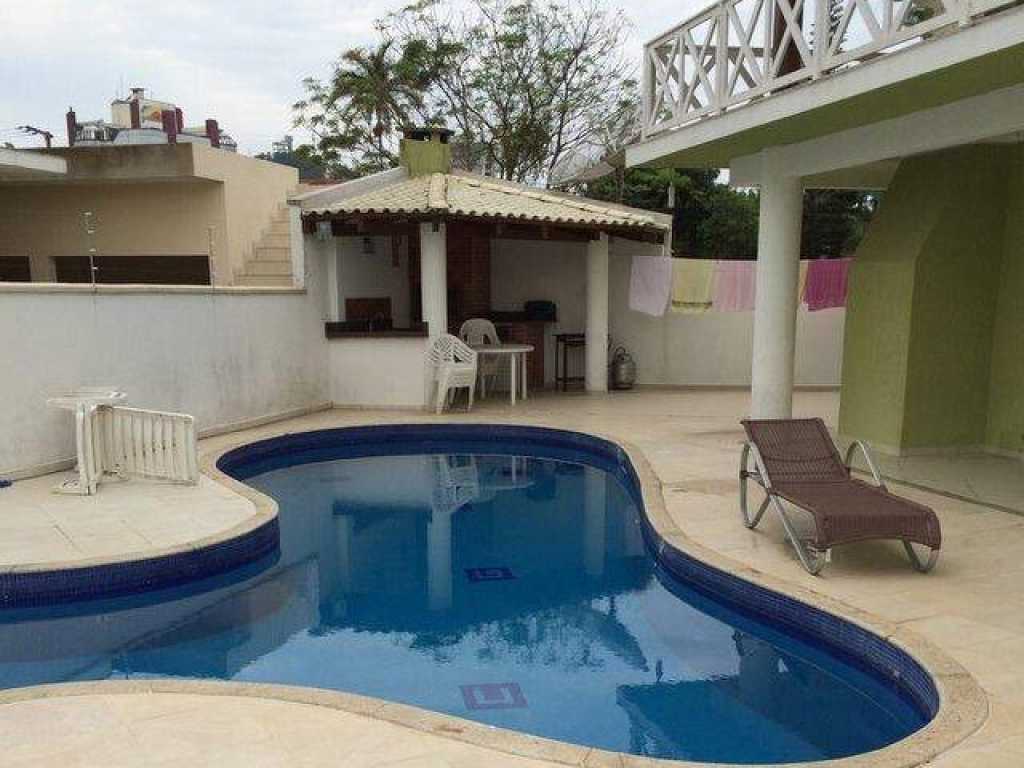 Casa com piscina com 4 quartos com ar para 12 pessoas