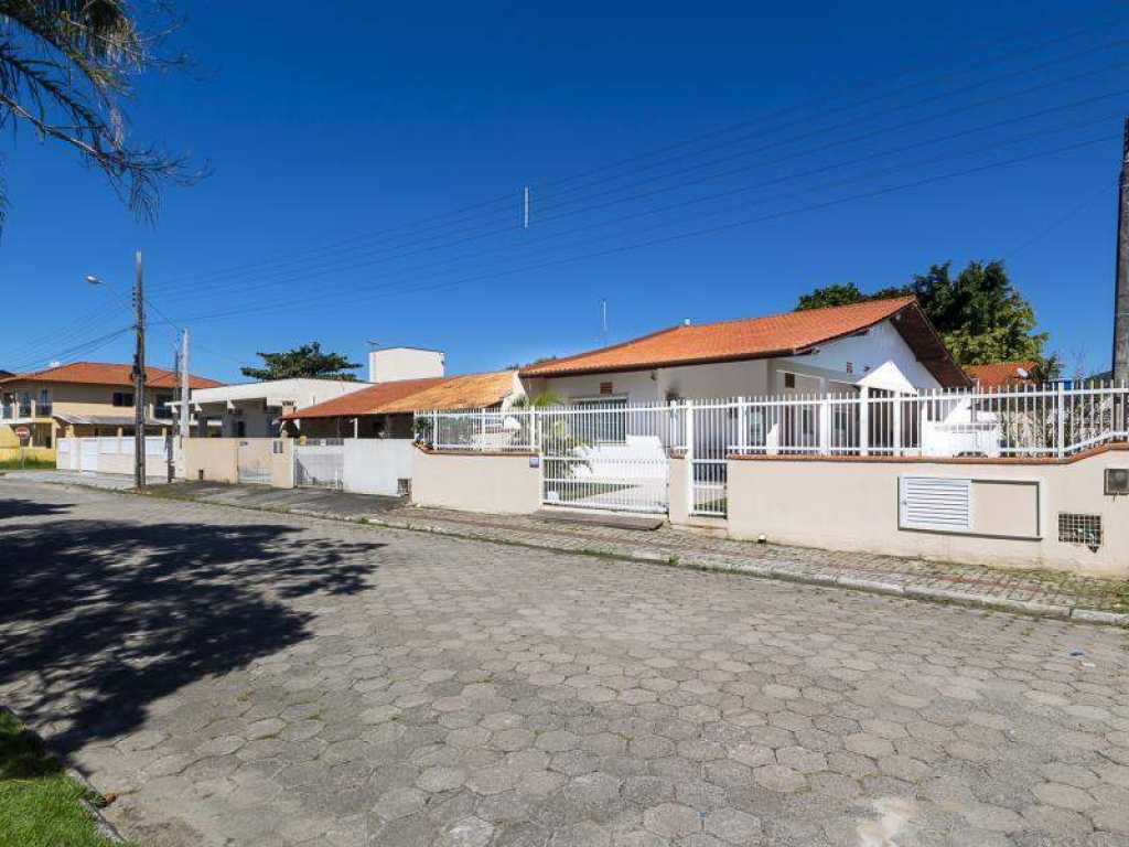 CASA COM PISCINA NA PRAIA DE ZIMBROS A 350 METROS DA PRAIA