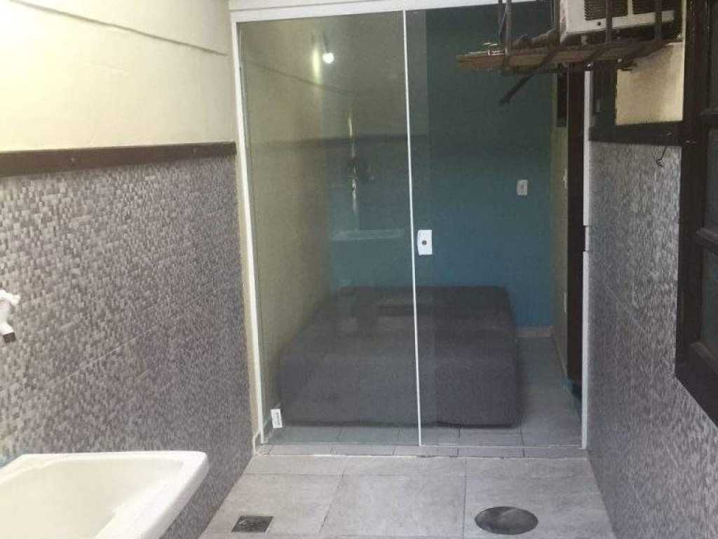 CASA EM CONDOMÍNIO COM ACOMODAÇÃO PARA 5 PESSOAS.