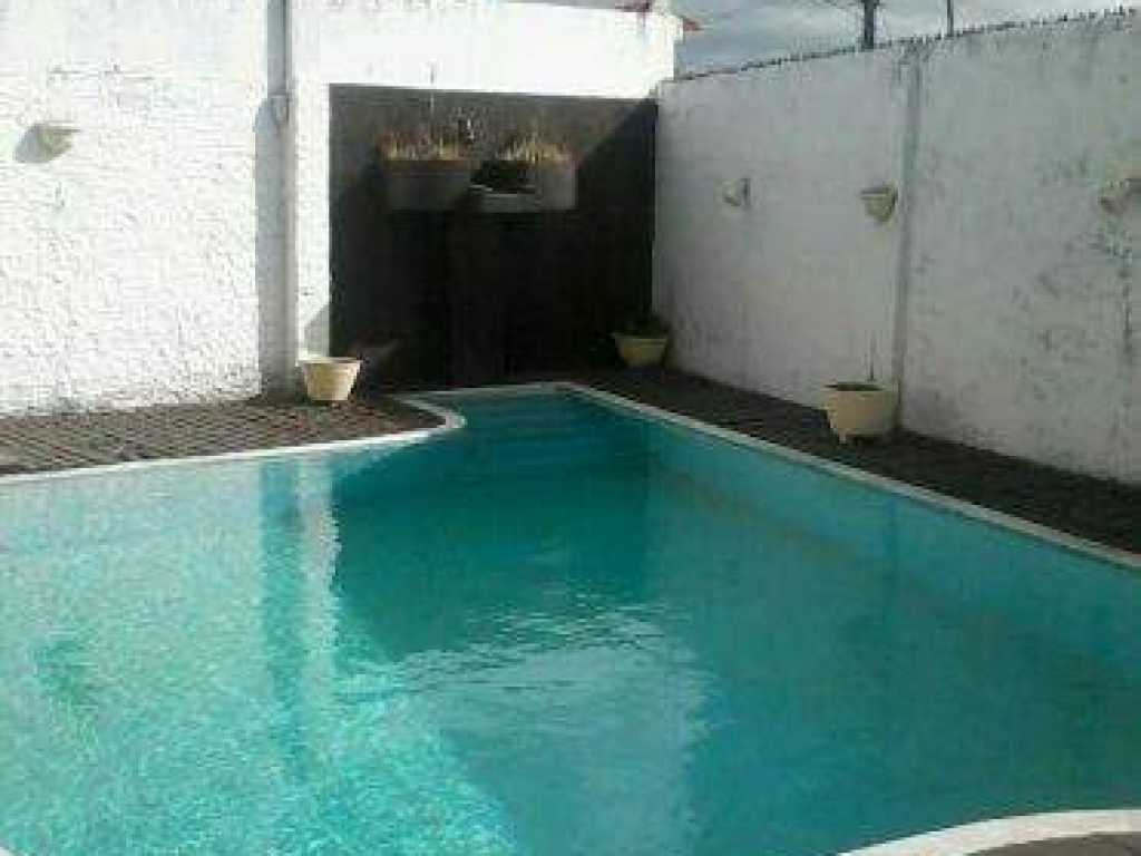 Casa com 3 quartos, 2 banheiros e acomodações para até 9 pessoas.