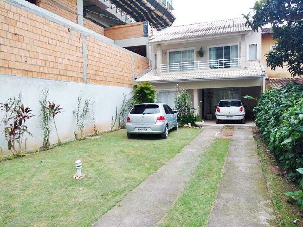 Linda casa com piscina na Praia Brava