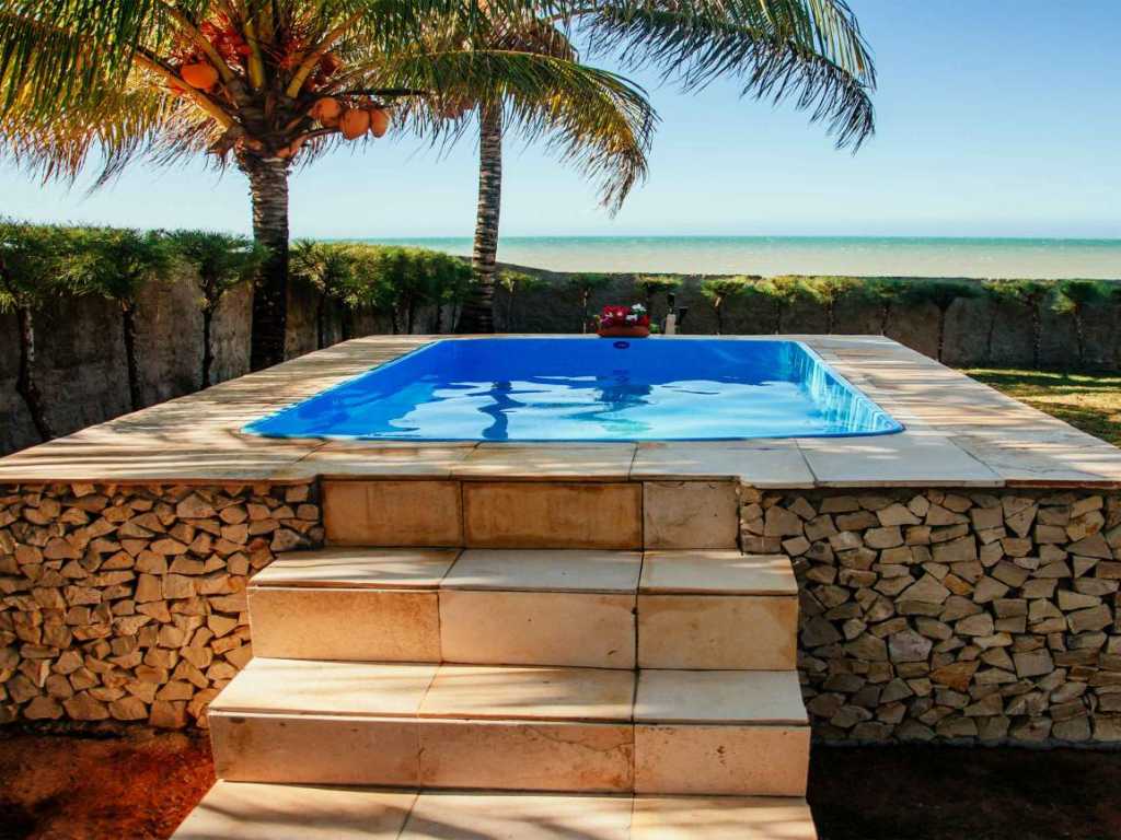 Casa frente à praia com piscina e churrasqueira