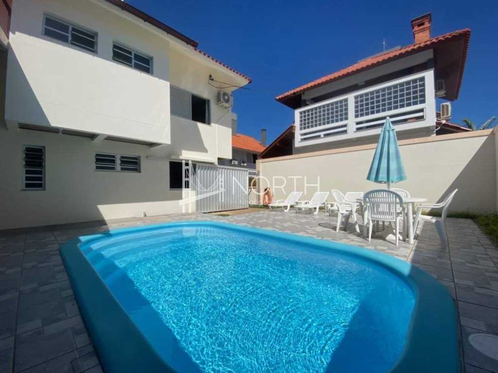 Casa com piscina para 20 pessoas à 50 metros do mar